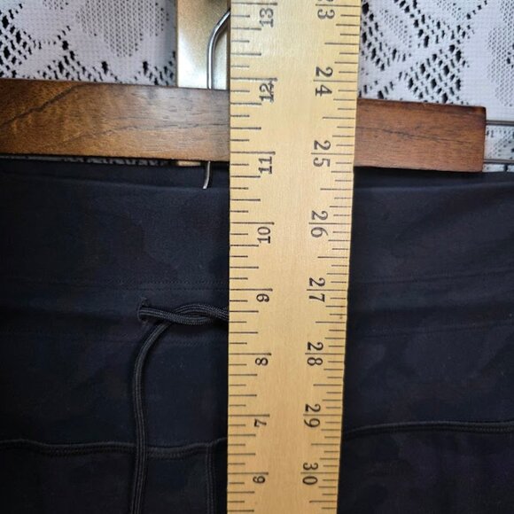 Vuori Daily Legging in Black Camo M - Picture 9 of 11